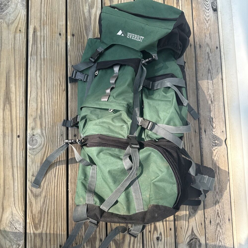 Everest 8045DLX 28" Hiking Backpack. Green/Black. Internal Frame 2-3 Inch Pads